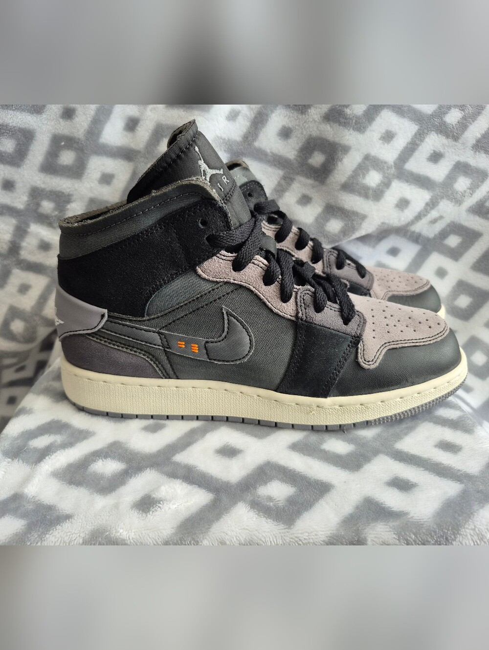 Nike Air Jordan 1 Mid SE Craft (GS) in Black/Cement Gray-LT Graphite